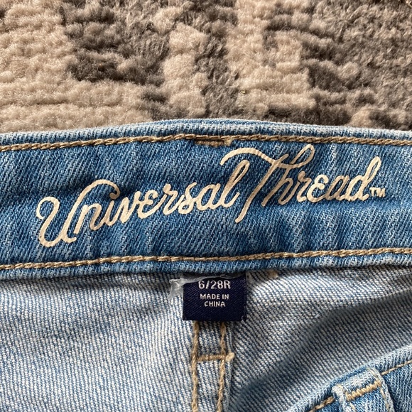 Universal Thread Distressed Crop Jeans Size 6 28R - Picture 3 of 5
